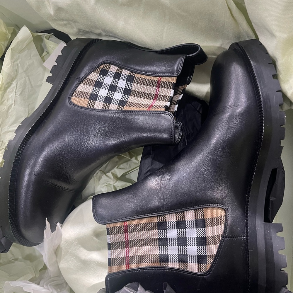 Black ankle Burberry boots